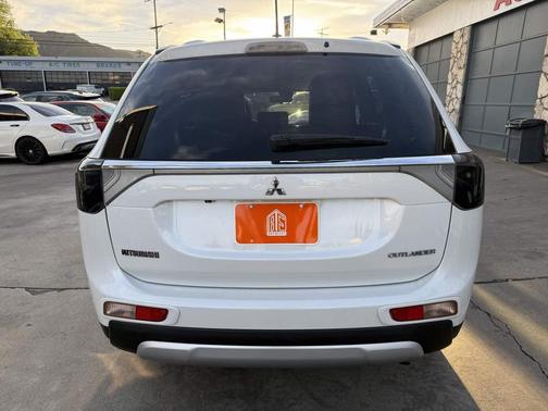 Diamond White Pearl 2015 Mitsubishi Outlander SE