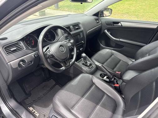 Platinum Gray Metallic 2017 Volkswagen Jetta 1.4T SE