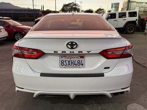 Super White 2020 Toyota Camry SE