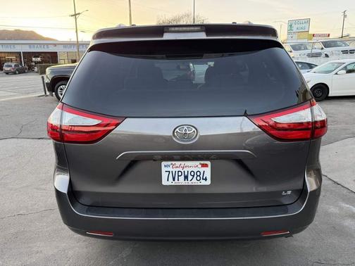 2017 Toyota Sienna LE