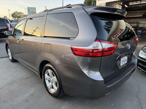 2017 Toyota Sienna LE