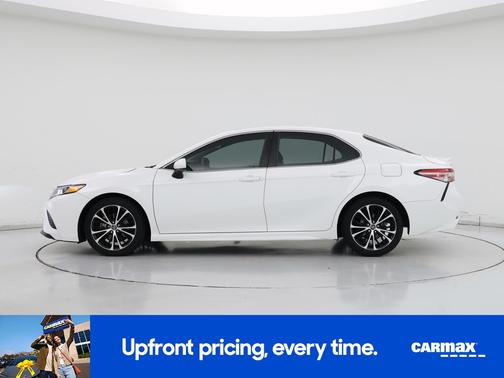 White 2018 Toyota Camry SE