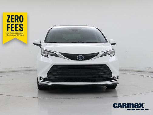 White 2022 Toyota Sienna XLE