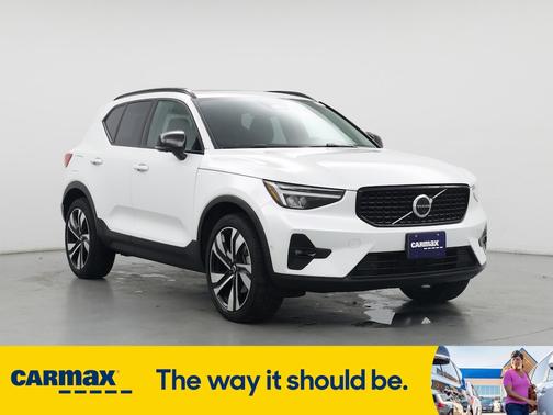 2023 Volvo XC40 B5 Plus Dark Theme