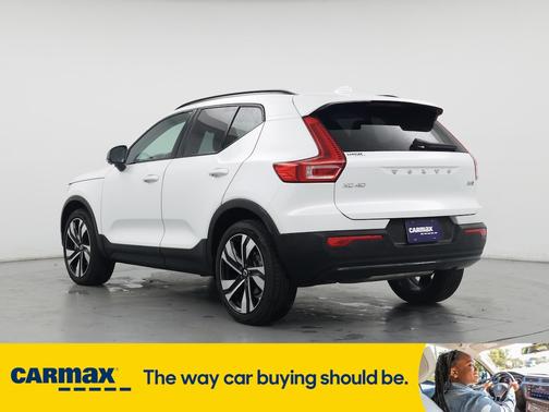 2023 Volvo XC40 B5 Plus Dark Theme