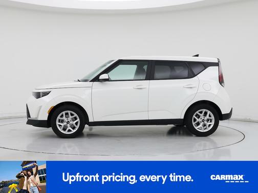 White 2025 Kia Soul LX