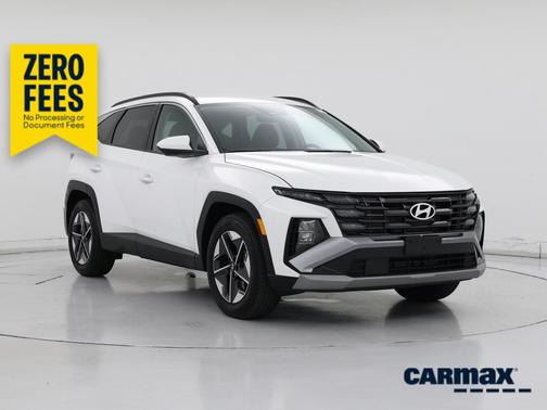 White 2025 Hyundai TUCSON SE