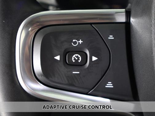 2023 Volvo XC40 B5 Plus Bright Theme