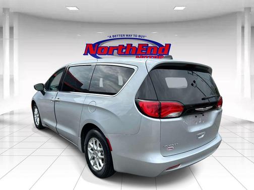 Silver Mist Clearcoat 2023 Chrysler Voyager LX