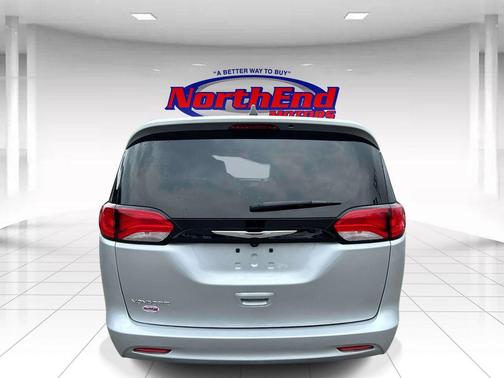 Silver Mist Clearcoat 2023 Chrysler Voyager LX