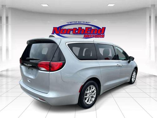 Silver Mist Clearcoat 2023 Chrysler Voyager LX