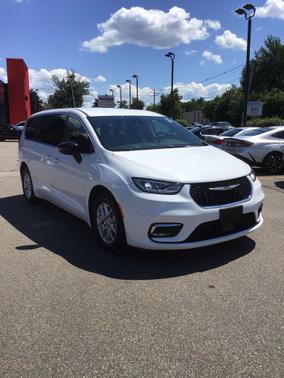 Bright White Clearcoat 2024 Chrysler Pacifica Touring L