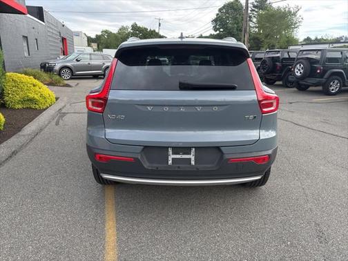 2022 Volvo XC40 T5 Momentum