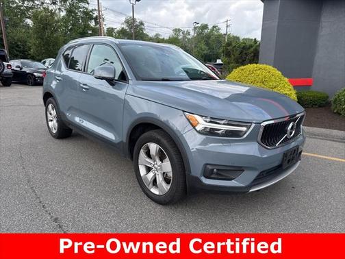 2022 Volvo XC40 T5 Momentum