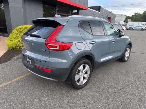 2022 Volvo XC40 T5 Momentum
