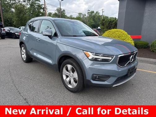 2022 Volvo XC40 T5 Momentum