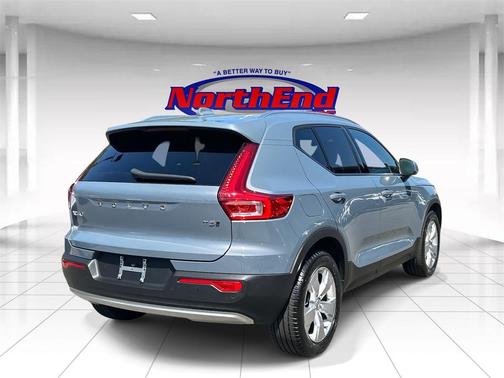 2022 Volvo XC40 T5 Momentum