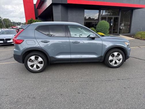 2022 Volvo XC40 T5 Momentum