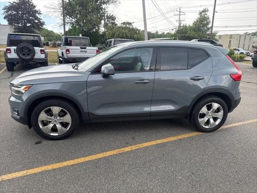 2022 Volvo XC40 T5 Momentum