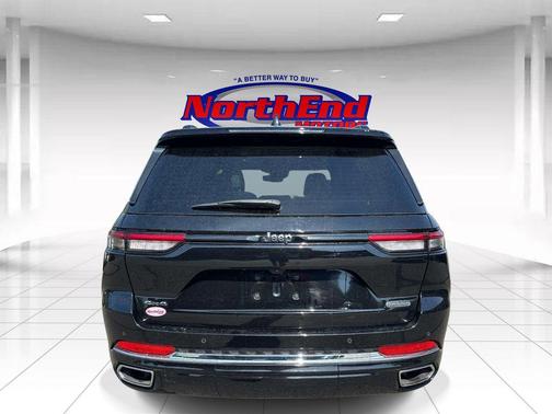 Diamond Black Crystal Pearlcoat 2022 Jeep Grand Cherokee Overland