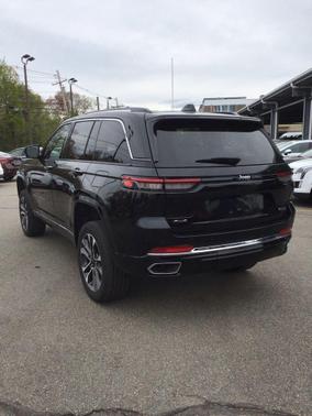 Diamond Black Crystal Pearlcoat 2022 Jeep Grand Cherokee Overland