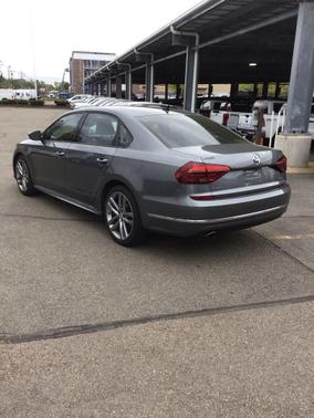 Platinum Gray Metallic 2018 Volkswagen Passat 2.0T S