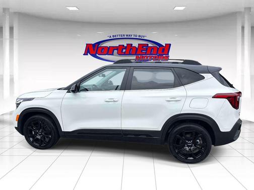 Clear White/Black Roof 2024 Kia Seltos X-Line