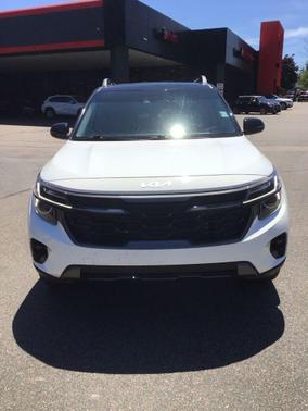 Clear White/Black Roof 2024 Kia Seltos X-Line
