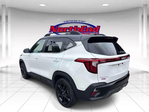 Clear White/Black Roof 2024 Kia Seltos X-Line