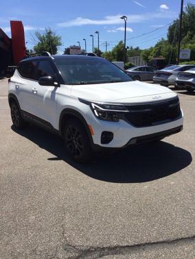 Clear White/Black Roof 2024 Kia Seltos X-Line