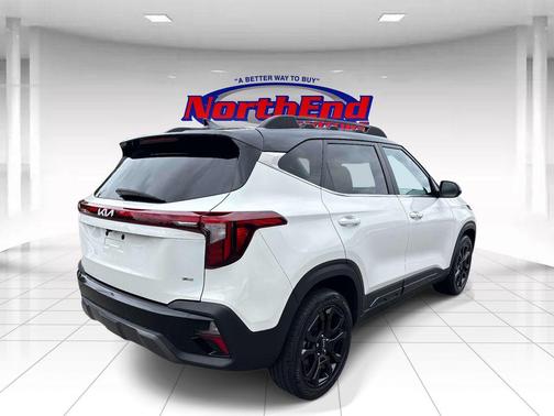 Clear White/Black Roof 2024 Kia Seltos X-Line