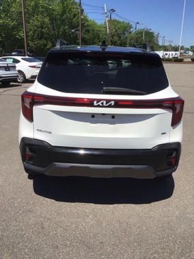 Clear White/Black Roof 2024 Kia Seltos X-Line