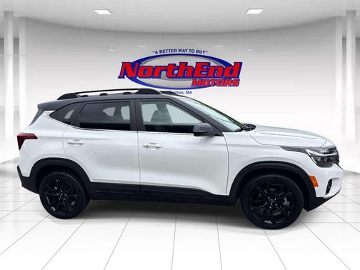 Clear White/Black Roof 2024 Kia Seltos X-Line