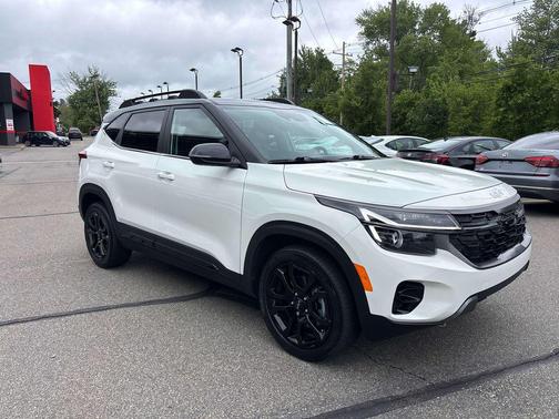 Clear White/Black Roof 2024 Kia Seltos X-Line