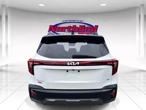 Clear White/Black Roof 2024 Kia Seltos X-Line