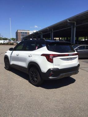 Clear White/Black Roof 2024 Kia Seltos X-Line