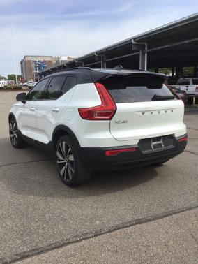 Crystal White Metallic 2021 Volvo XC40 Recharge Pure Electric P8