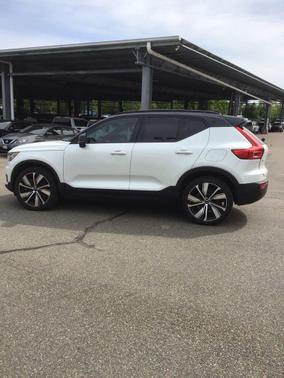 Crystal White Metallic 2021 Volvo XC40 Recharge Pure Electric P8