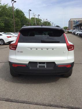 Crystal White Metallic 2021 Volvo XC40 Recharge Pure Electric P8