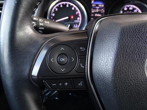 Photo 4 of 36 of 2019 Toyota Camry SE