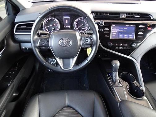 Photo 5 of 36 of 2019 Toyota Camry SE