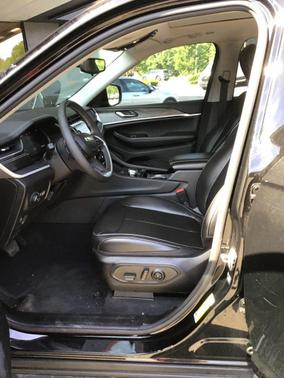 Diamond Black Crystal Pearlcoat 2023 Jeep Grand Cherokee Limited