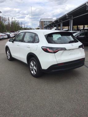 Platinum White Pearl 2023 Honda HR-V LX