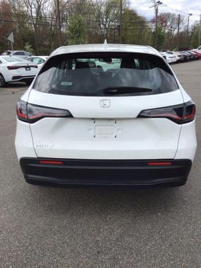 Platinum White Pearl 2023 Honda HR-V LX