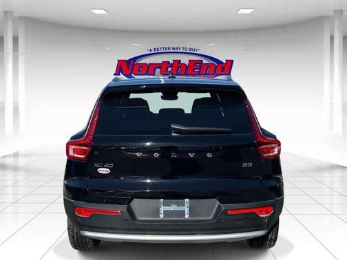 2025 Volvo XC40 B5 Plus Bright Theme