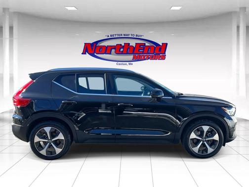 2025 Volvo XC40 B5 Plus Bright Theme