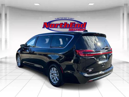 Diamond Black Crystal Pearlcoat 2024 Chrysler Pacifica Touring L