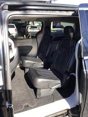 Brilliant Black Crystal Pearlcoat 2023 Chrysler Pacifica Touring L