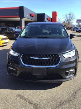 Brilliant Black Crystal Pearlcoat 2023 Chrysler Pacifica Touring L