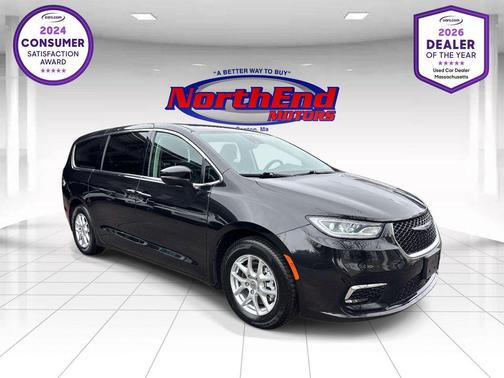Brilliant Black Crystal Pearlcoat 2023 Chrysler Pacifica Touring L